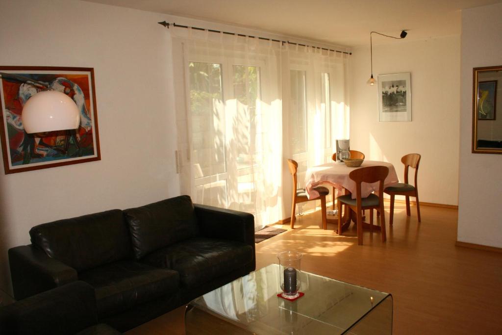 ein Wohnzimmer mit einem Sofa und einem Tisch in der Unterkunft Ferienwohnung am Schlosspark in Weinheim