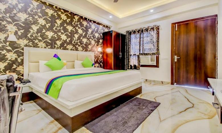 Hotel Skylight Silverkey by Madhav房間的床