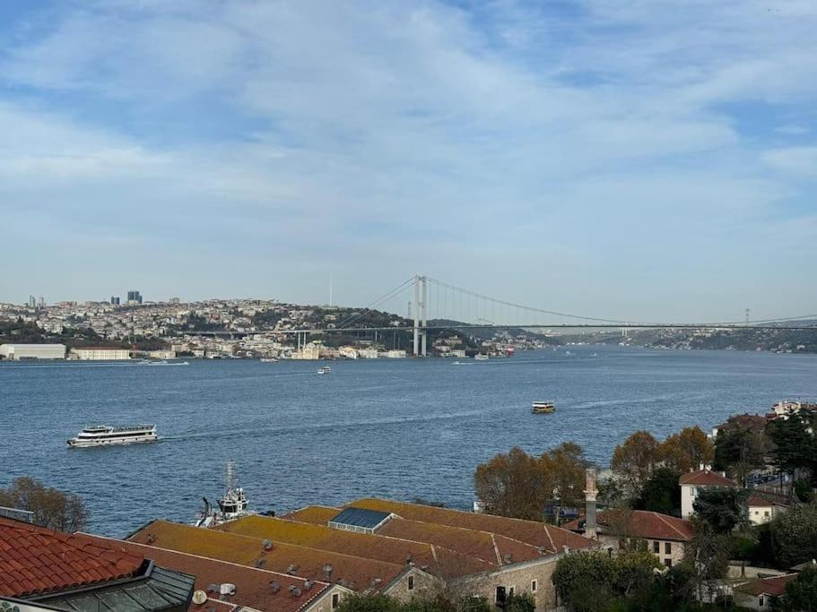 Blick auf einen großen Wasserkörper mit einer Brücke in der Unterkunft 5+2 flat with bosphorus seaview in Istanbul