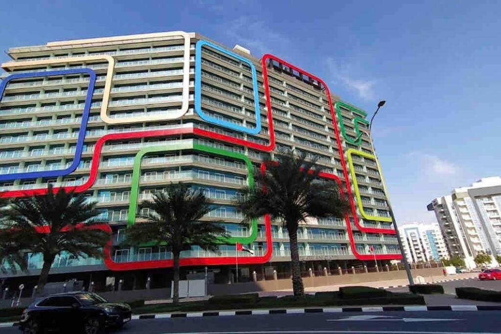 un gran edificio con colores pintados en su lateral en Cosy studio in a new building -Brand New nice view, en Dubái