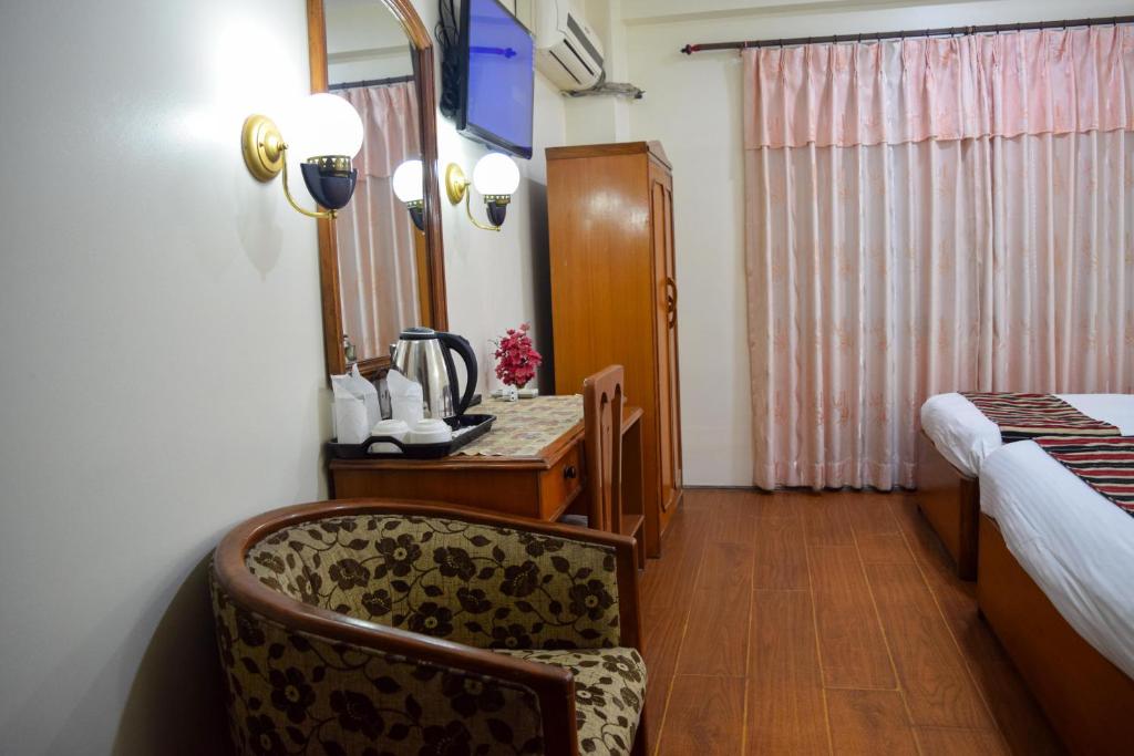 Postel nebo postele na pokoji v ubytování Kathmandu Prince Hotel