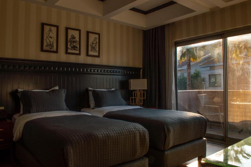 A bed or beds in a room at Hotel Marina Bay Göcek