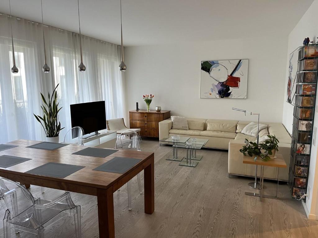 uma sala de estar com um sofá e uma mesa em Luxury 2-Bedroom Flat close to FAIR & OLD TOWN em Dusseldorf