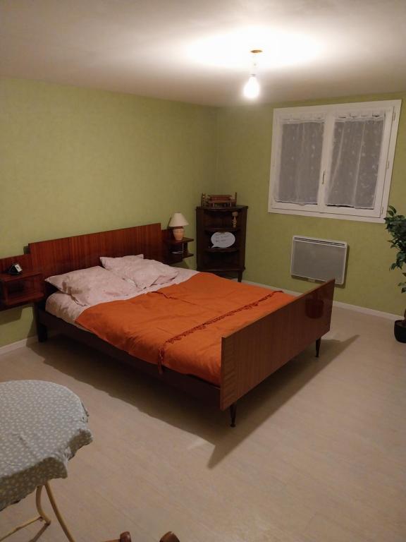 YtracにあるChez Georgeのベッドルーム1室(大型ベッド1台、オレンジの毛布付)