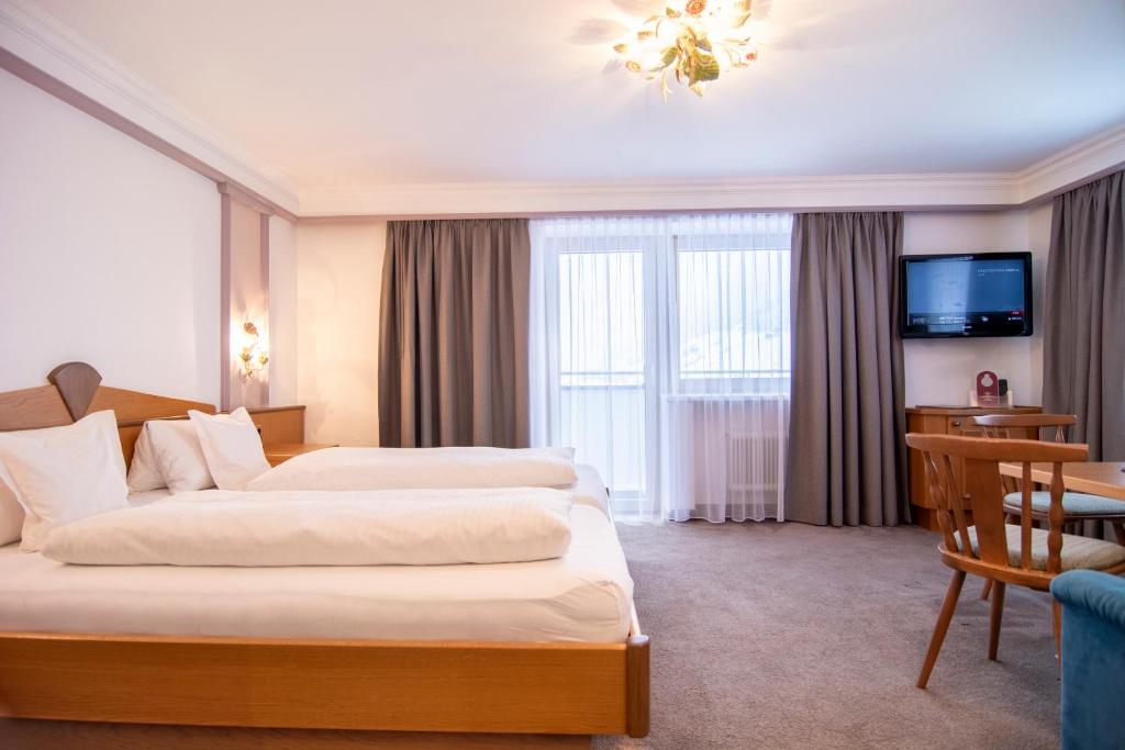 Postel nebo postele na pokoji v ubytování Hotel Garni Helvetia