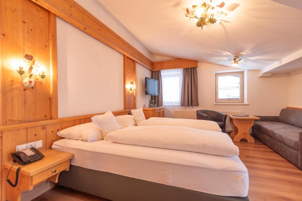 Postel nebo postele na pokoji v ubytování Hotel Garni Helvetia