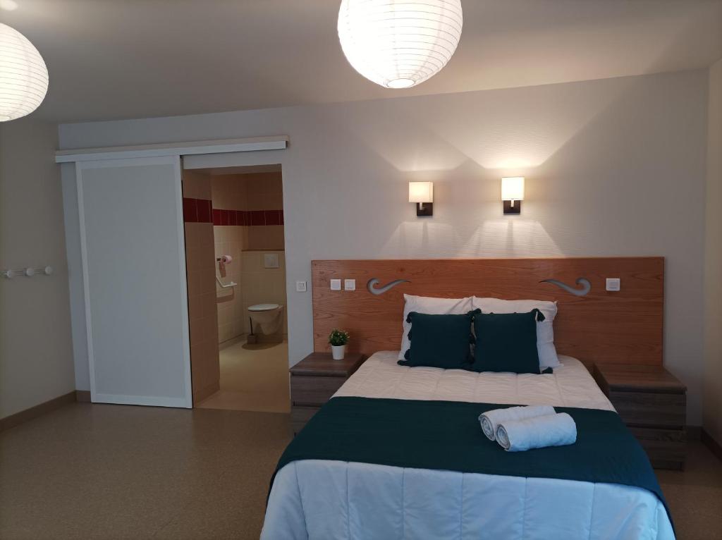 Auberge de Mourjou - Double Room - Acceso A Discapacidad