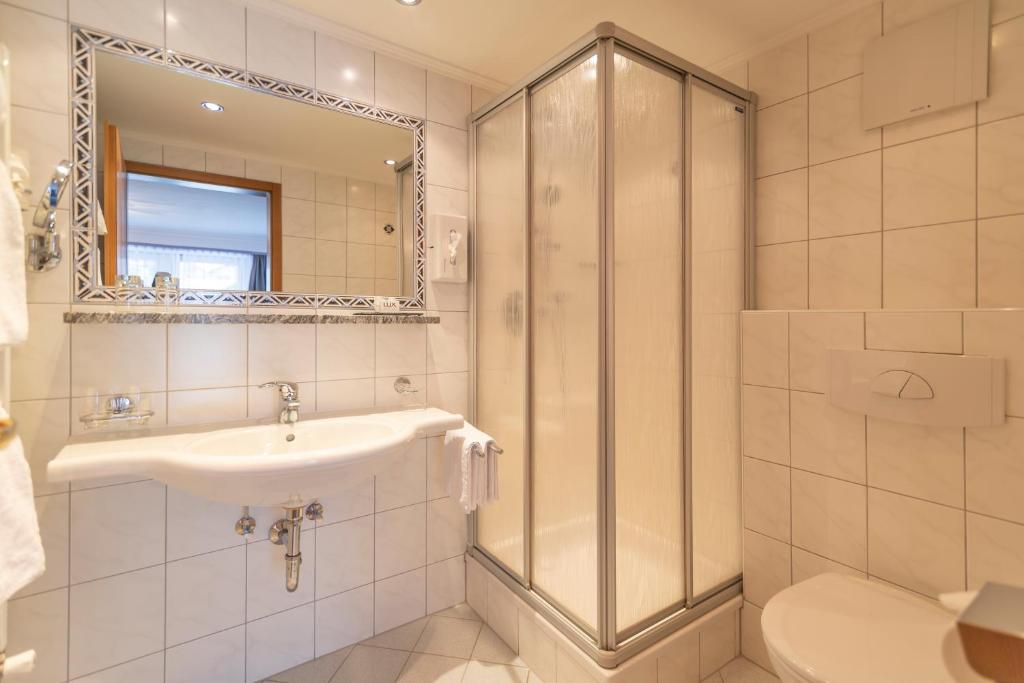Koupelna v ubytování Hotel Garni Helvetia