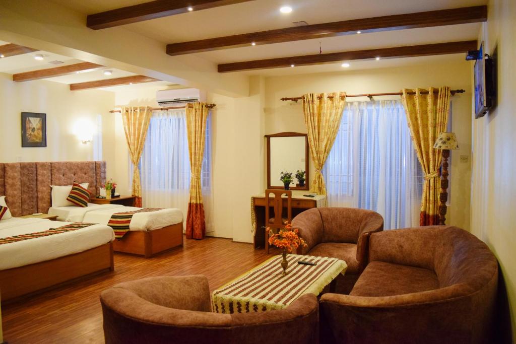 Postel nebo postele na pokoji v ubytování Kathmandu Prince Hotel