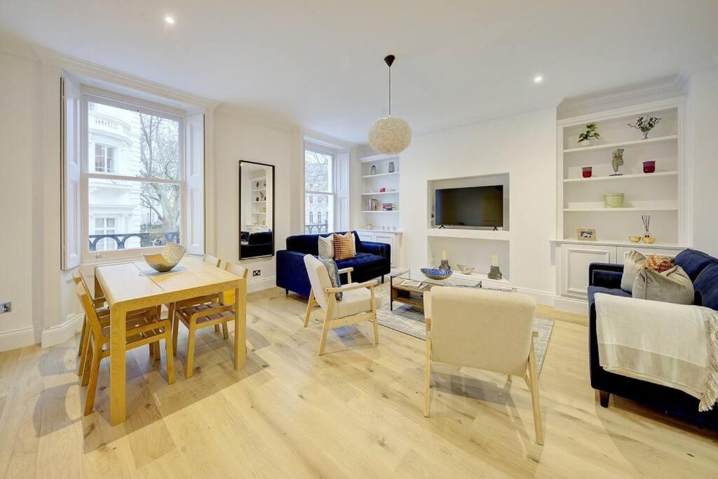 sala de estar con mesa y comedor en Stunning Hyde Park Apartment, en Londres