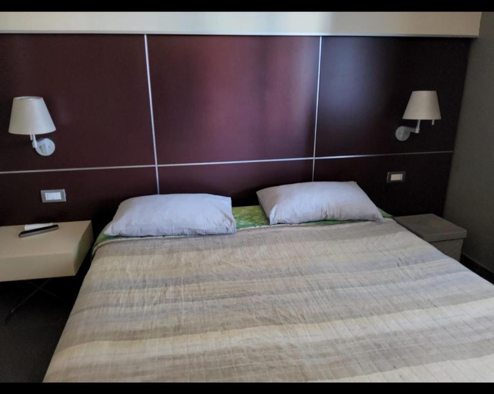 A bed or beds in a room at Uniclub House