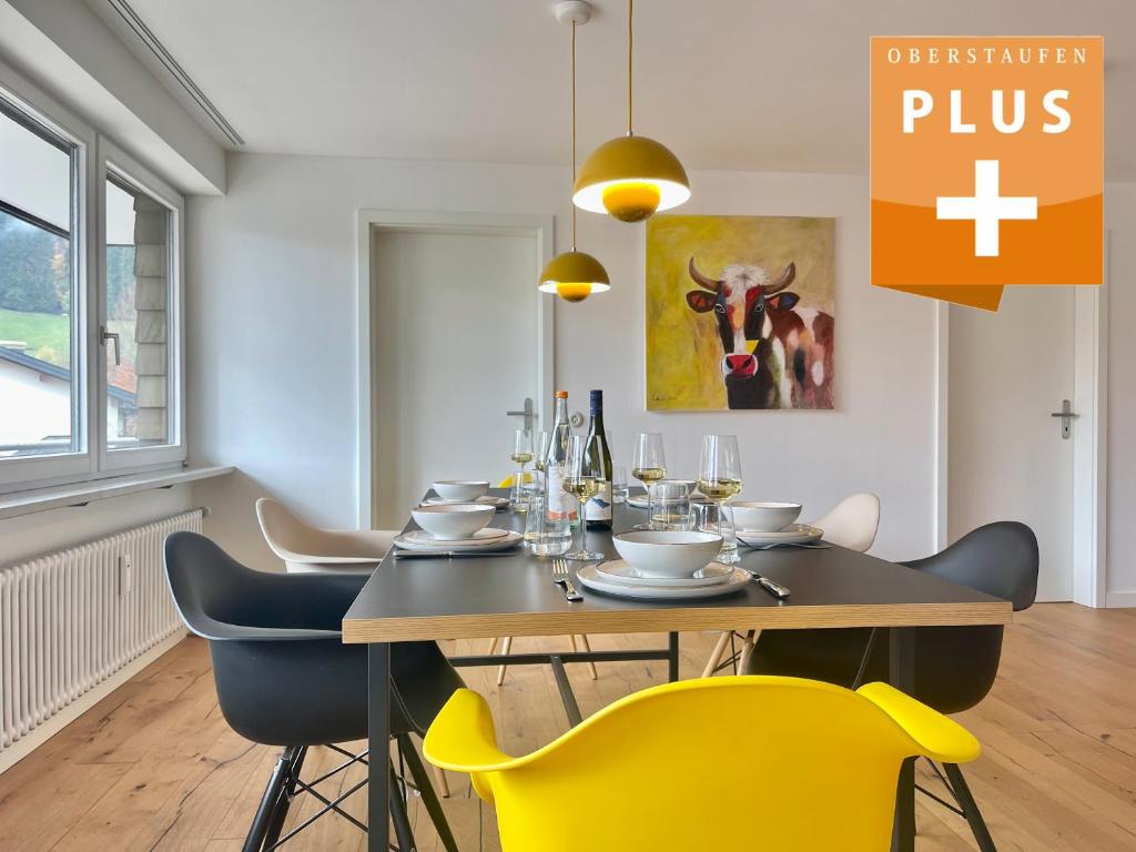 une salle à manger avec une table et des chaises jaunes dans l'établissement BERGzauber im Zentrum von Oberstaufen inkl Staufen PLUS, à Oberstaufen