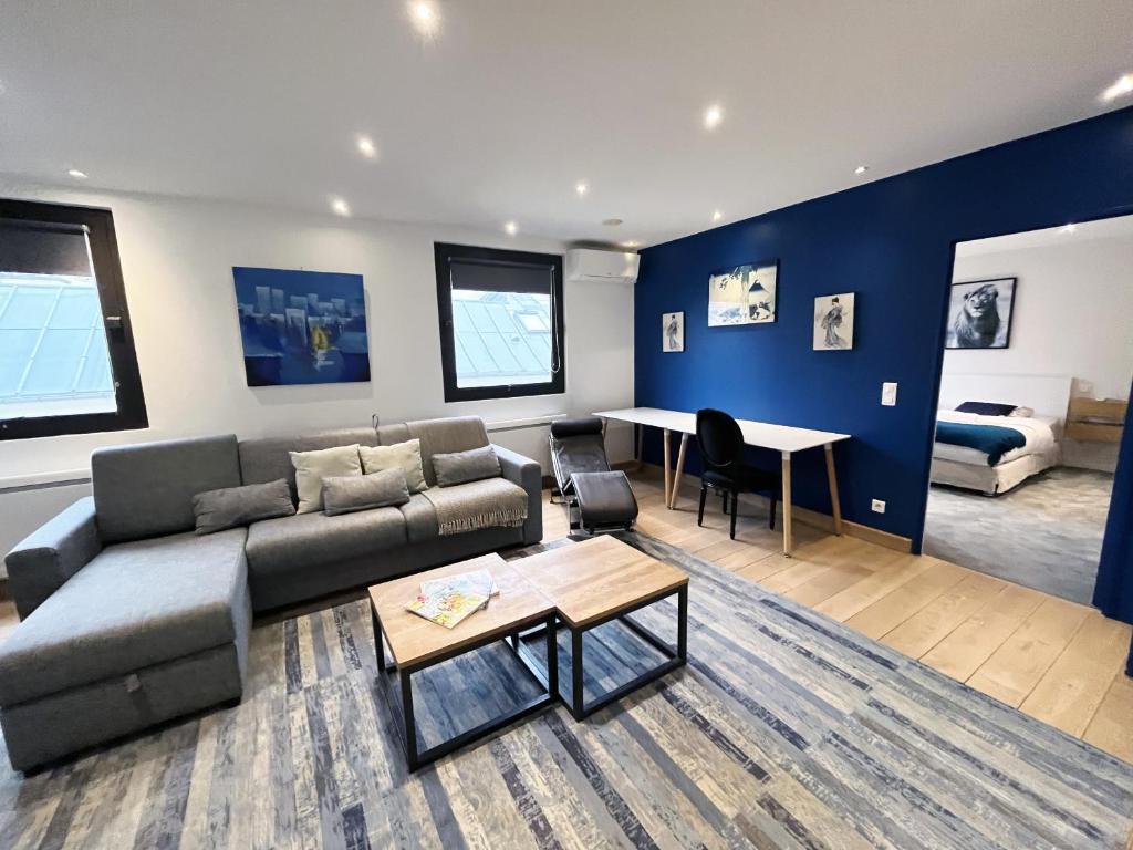 un salon avec un canapé et une table dans l'établissement 166 - Urban Luxury Apartment in Center of Paris, à Paris