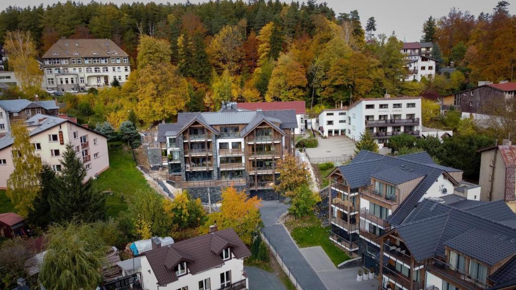 una vista aérea de un barrio residencial con casas en Apartament 9 SzklarSki en Szklarska Poręba