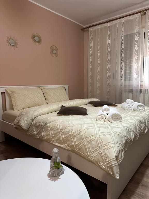 - une chambre avec un lit et des serviettes dans l'établissement Cozy Apartament, à Galaţi