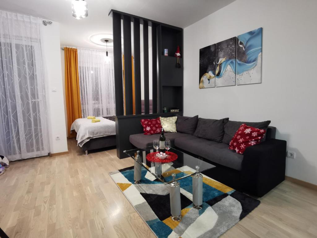 un soggiorno con divano e tavolo di Apartman Vux a Banja Luka