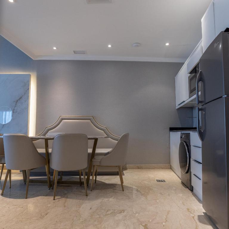 Argan Al Bidaa Hotel and Resort , Kuwait - 3 Bedroom Suite Ground Floor With Kitchen