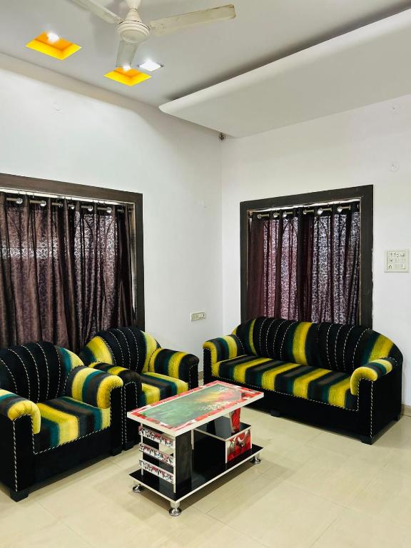 uma sala de estar com dois sofás e uma mesa de centro em 3 BHK Holiday Home Near Airport em Nagpur