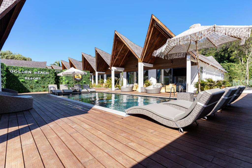 Bazén v ubytování Golden Beach Resort nebo v jeho okolí