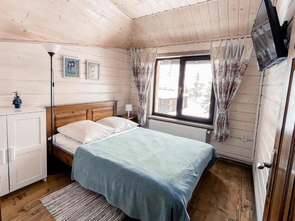 - une chambre avec un lit et une fenêtre dans l'établissement Provence, à Slavsko