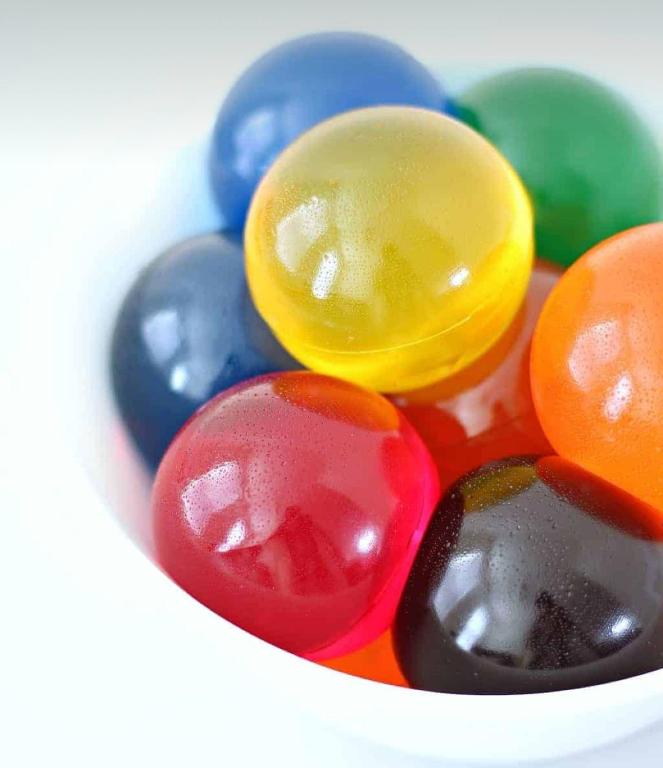 un groupe de bonbons à la gomme colorée dans un bol dans l'établissement Dnanz Homestay, à Malacca