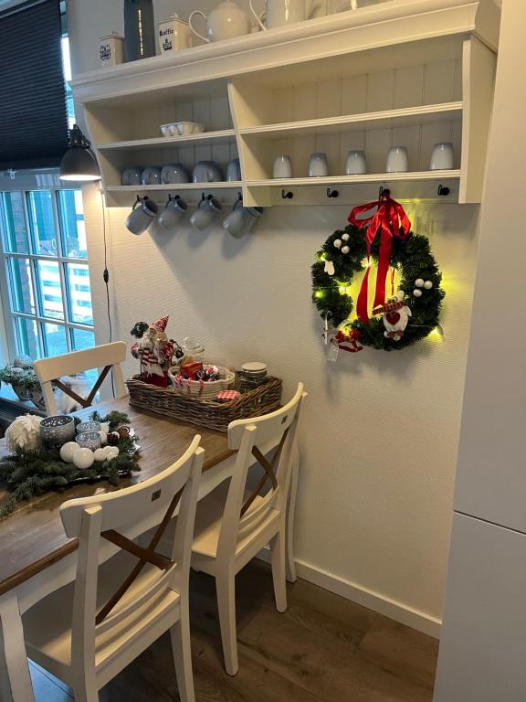 uma sala de jantar com uma grinalda de Natal na parede em Christinahoeve Hooiberg #5 em Boskoop