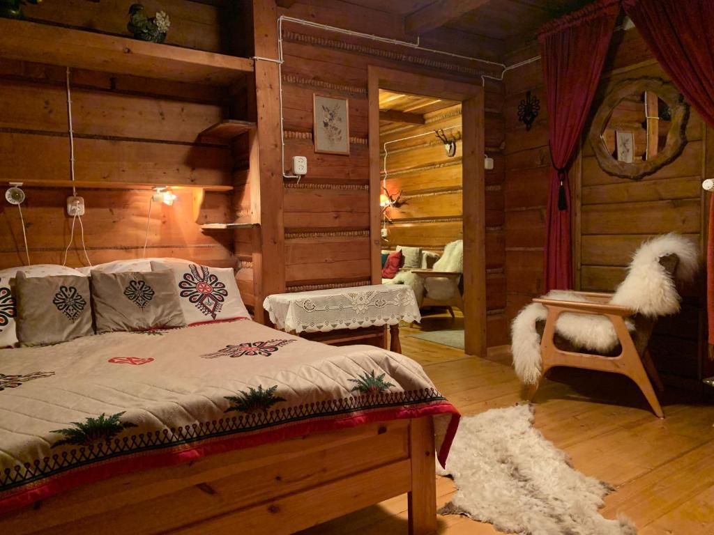 ブコビナ・タトシャンスカにあるSkalnica Pokoje Gościnneのログキャビン内のベッドルーム1室