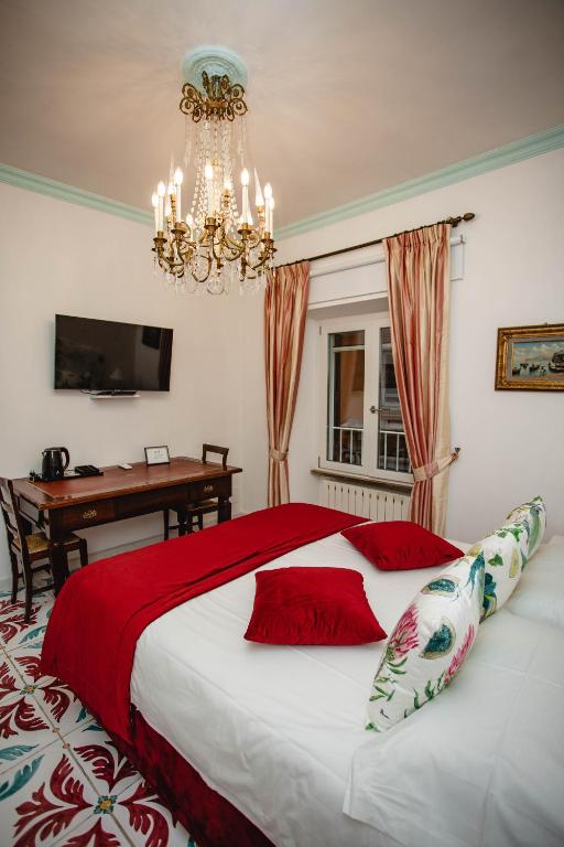 A bed or beds in a room at Delfini Trevi House