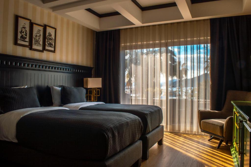 A bed or beds in a room at Hotel Marina Bay Göcek