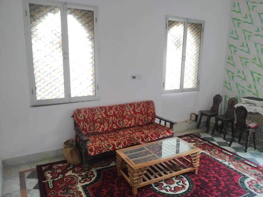 sala de estar con sofá y mesa de centro en Pahasu House, en Jaipur