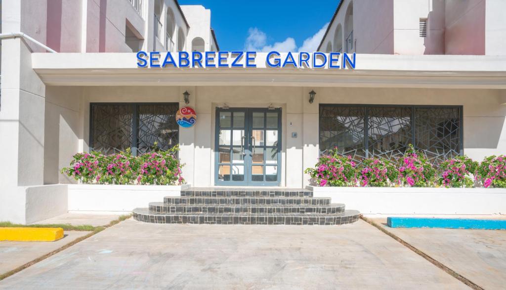 een toegang tot een gebouw met een poortwachtertuin bij Seabreaze Garden in Saipan
