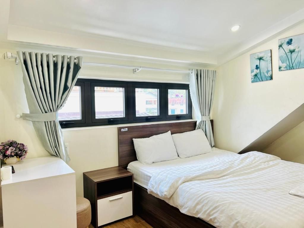 Postel nebo postele na pokoji v ubytování Hotel Duy Dũng - Đà Lạt