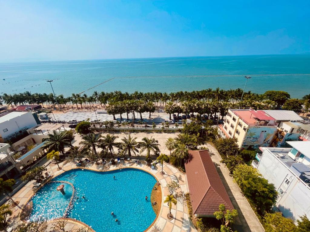 una vista aérea de un complejo con piscina en OceanView Relaxing Suite & Yahaha en Jomtien Beach