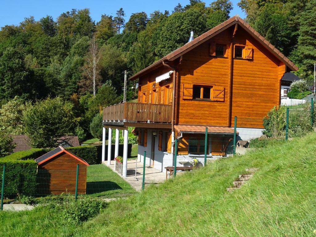 una gran casa de madera en la cima de una colina en Charmant chalet du Kohlberg, en Dabo