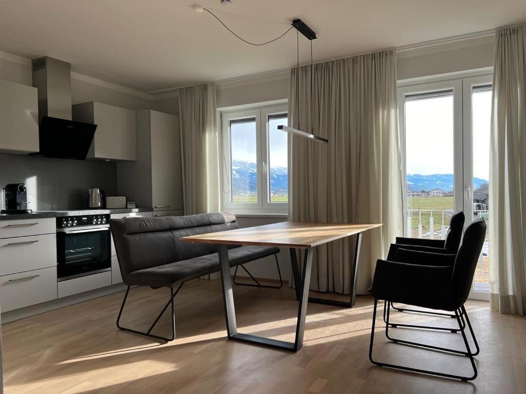 - une cuisine avec une table et des chaises dans la chambre dans l'établissement Haus Altenmarkt, à Möllbrücke