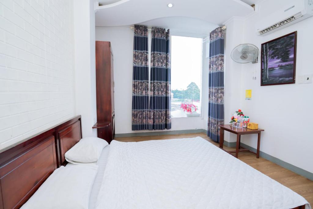 Giường trong phòng chung tại Triệu Vũ Hotel & Apartment