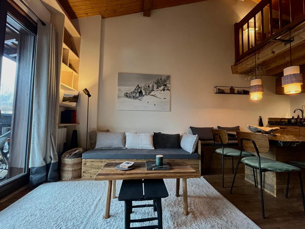 Posezení v ubytování Appartement ensoleillé aux Tines, vue Massif
