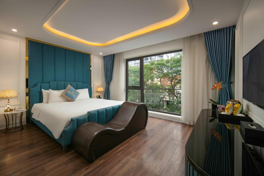 um quarto de hotel com uma cama e uma televisão em ECO HOTEL em Hanói