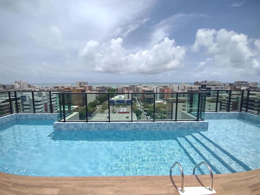 ein großer Pool auf einem Gebäude in der Unterkunft LIV 404 - Maceió - Ponta Verde in Maceió