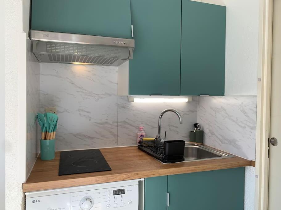 Kuchyň nebo kuchyňský kout v ubytování Maisonnette dans belle résidence