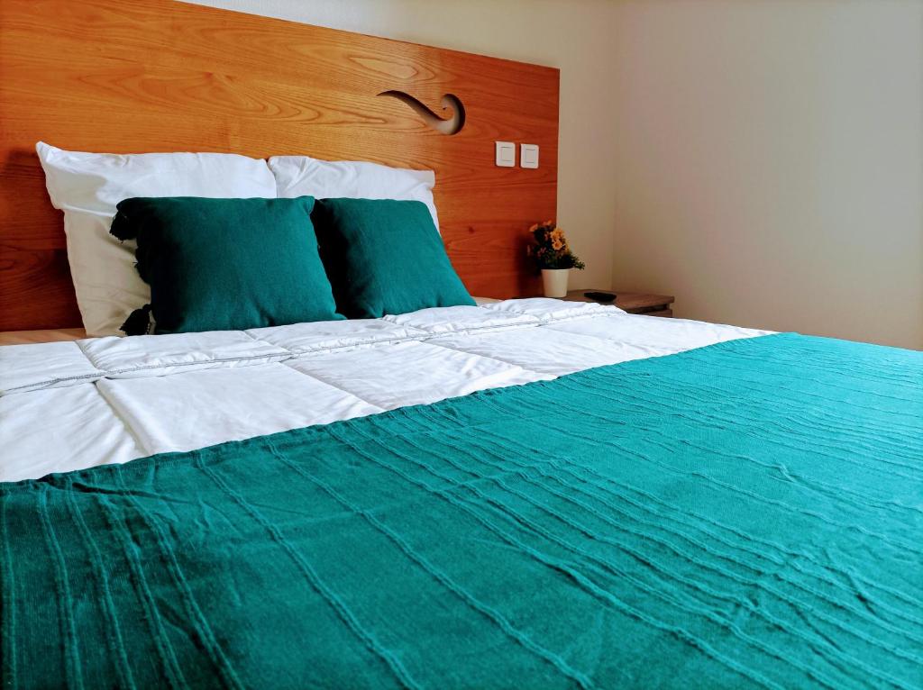 Кровать или кровати в номере Auberge de Mourjou