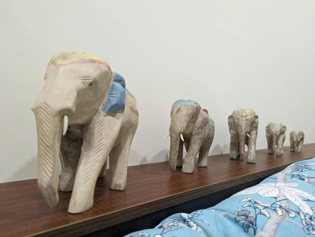 a group of toy elephants sitting on a shelf at 龍潭十六石遛民宿 桃園市民宿127號 