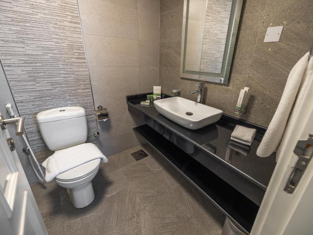 Argan Al Bidaa Hotel and Resort , Kuwait - 2 Bedroom Suite Ground Floor With Kitchen