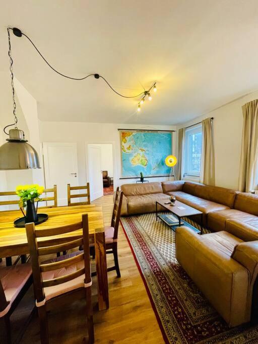 un soggiorno con divano e tavolo di Zentrales Apartment mit großer Terrasse a Braunschweig