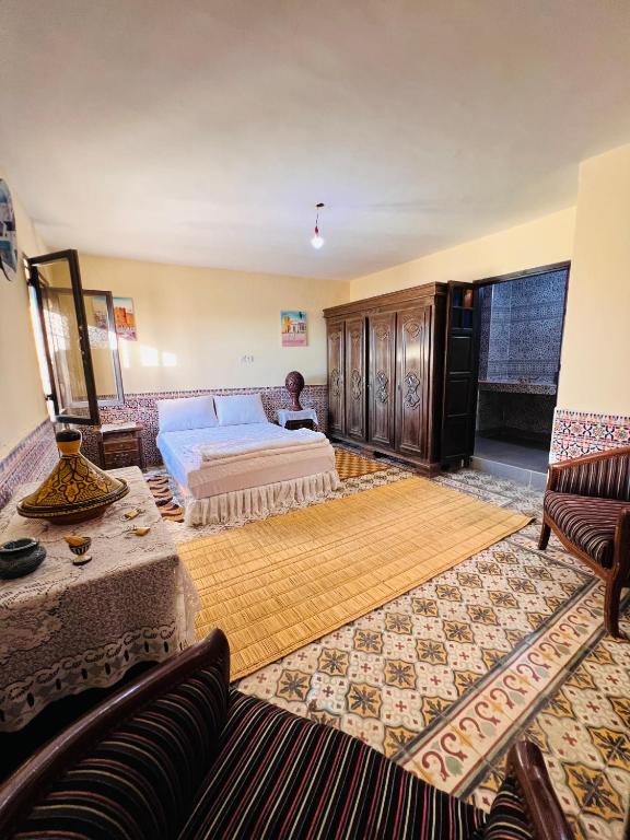Un pat sau paturi într-o cameră la NALU guest house