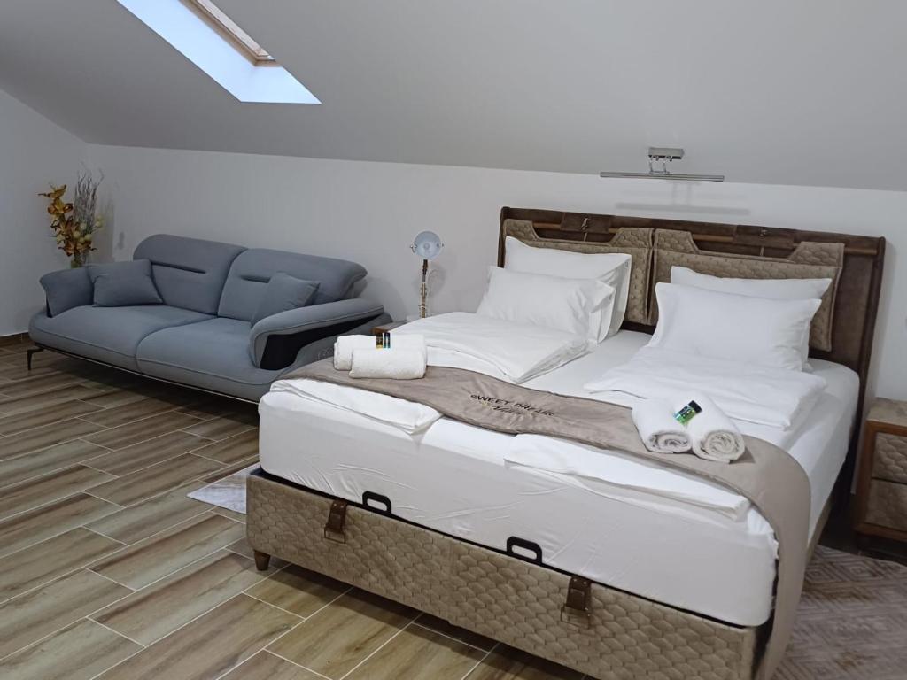 1 dormitorio con 1 cama y 1 sofá en Villa Sweet Dreams en Novi Sad