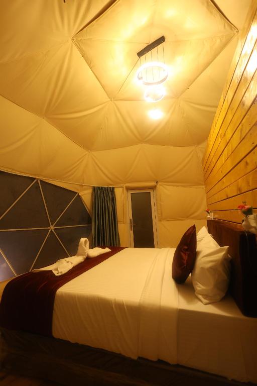 Postel nebo postele na pokoji v ubytování Kanal Glamp Kodaikanal Luxuries