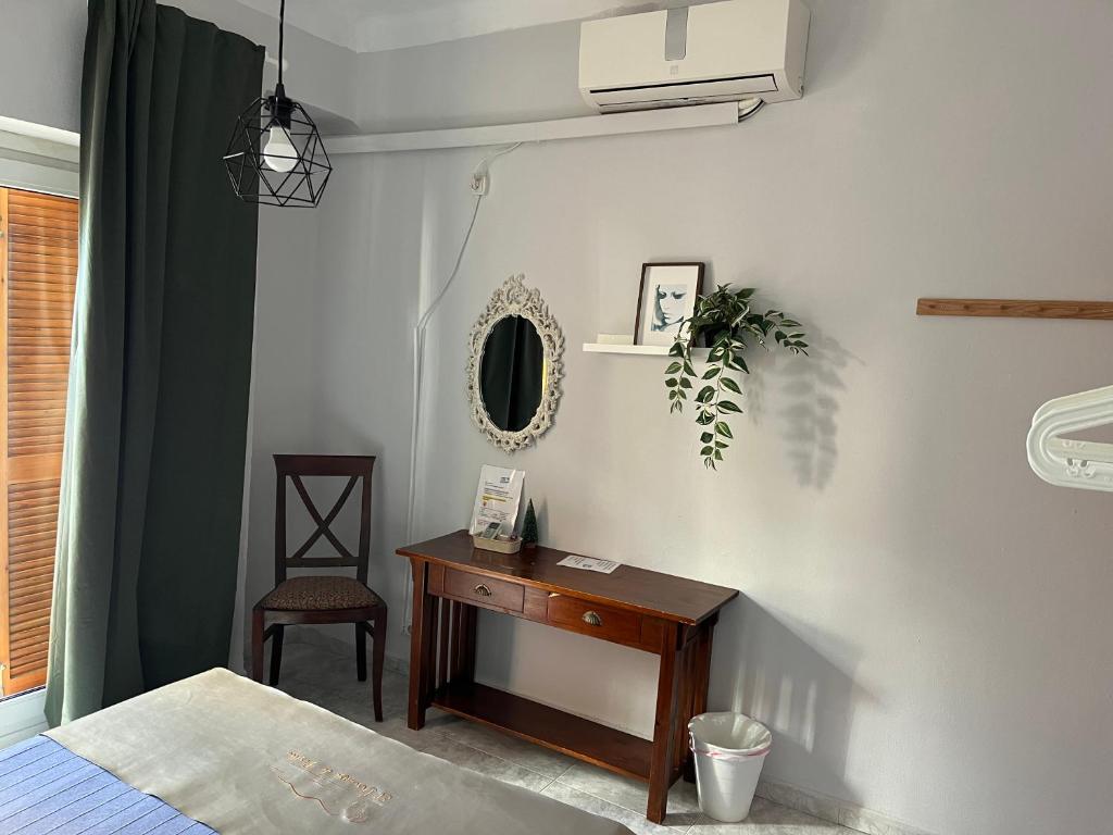 a bedroom with a desk and a bed and a chair at Habitación en Calle Molino in Málaga