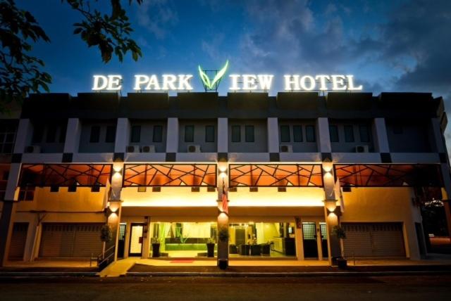 De Parkview Hotel في ايبوه: فندق كبير عليه لافته