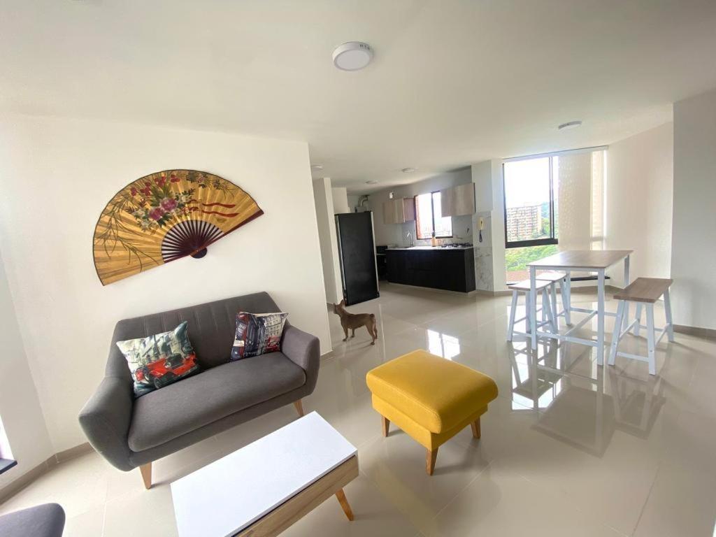 un soggiorno con divano e tavolo di Two bedroom apartment/Phenomenal views a Medellín